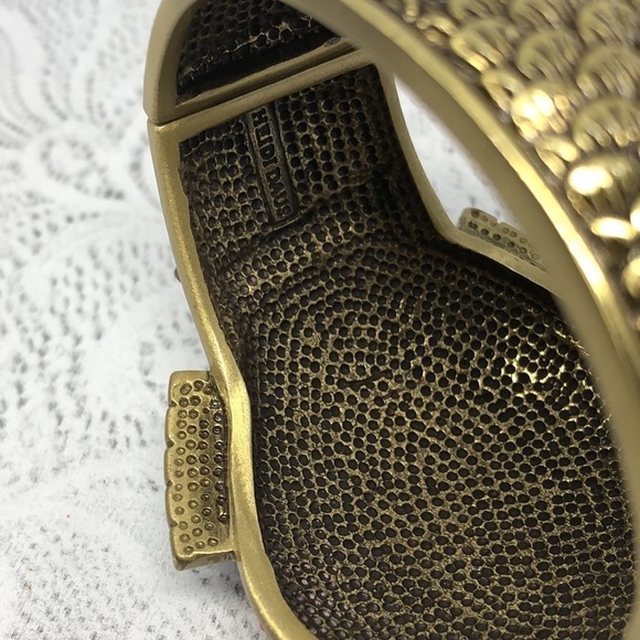 Heidi Daus designer dazzling crystal fish bracelet statement clamper hinge - Picture 6 of 7